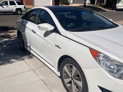 Used 2012 Hyundai Sonata Hybrid w/ Ultimate Pkg FWD image 1