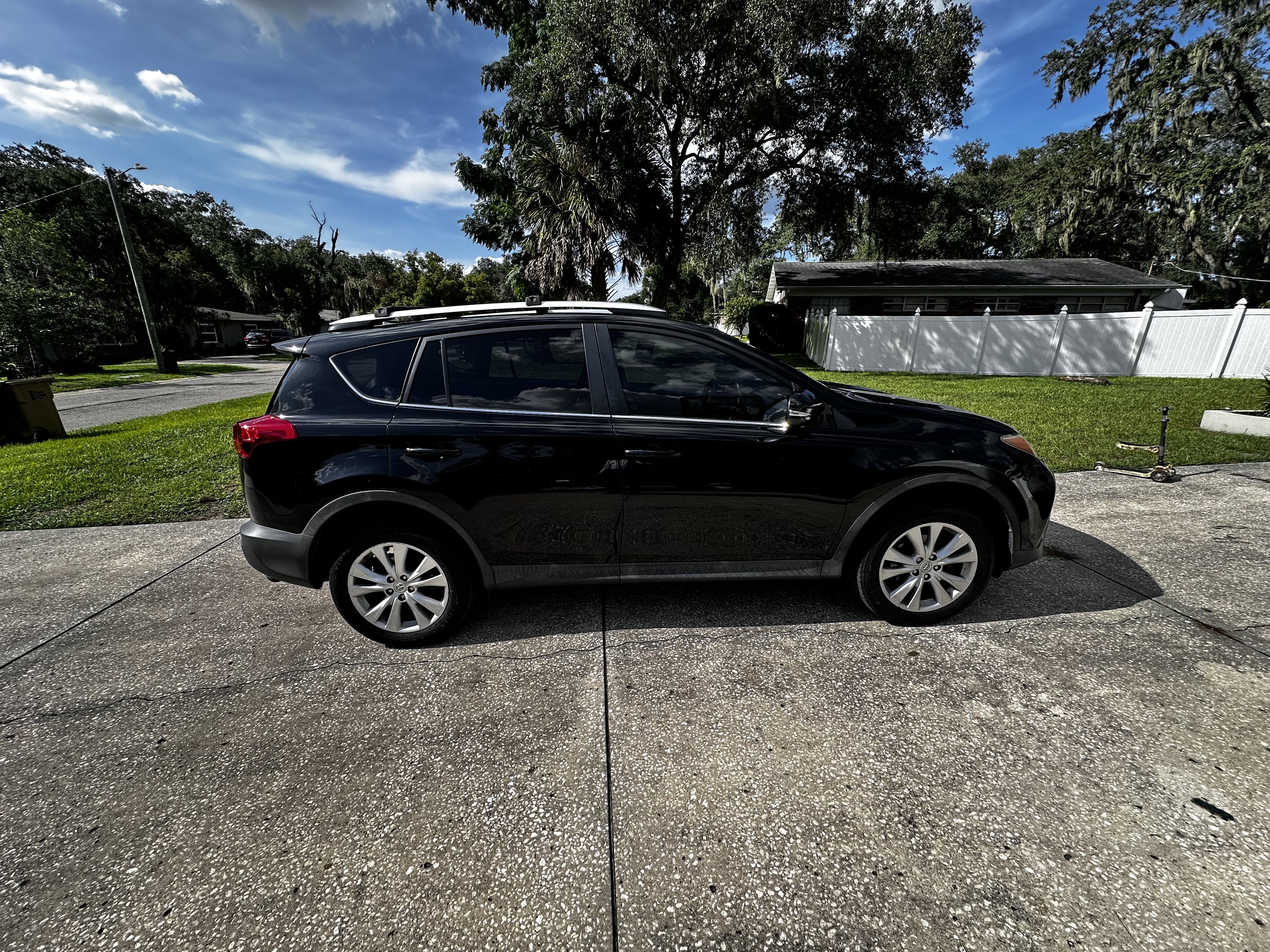 Used 2015 Toyota RAV4 Limited w/ Technology Package FWD image 1