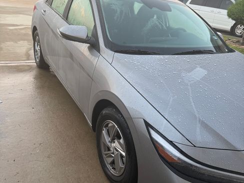 Used 2025 Hyundai Elantra SE image 2