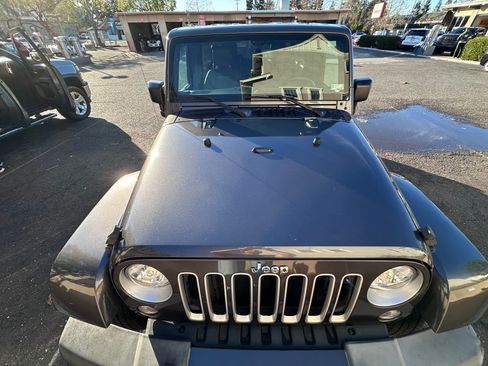 Used 2016 Jeep Wrangler Unlimited Sahara w/ Connectivity Group AWD/4WD image 8