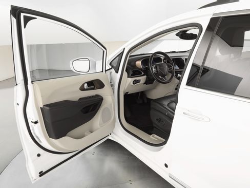 Used 2017 Chrysler Pacifica Touring-L image 12