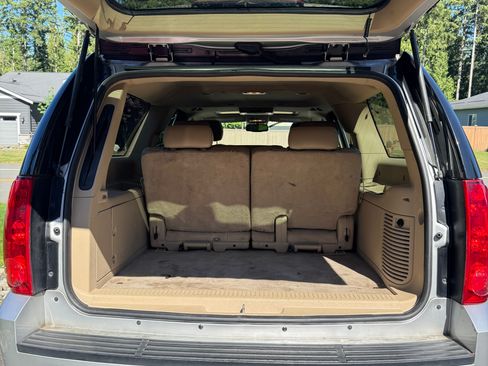 Used 2010 GMC Yukon XL SLT w/ SLT-2 Equipment Package AWD/4WD image 6