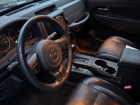 Used 2012 Jeep Liberty Sport image 8