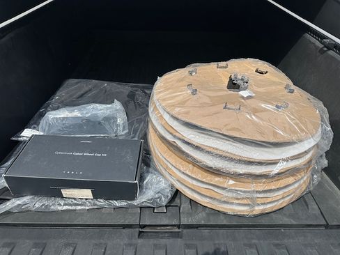 Used 2024 Tesla Cybertruck AWD Crew Cab image 27