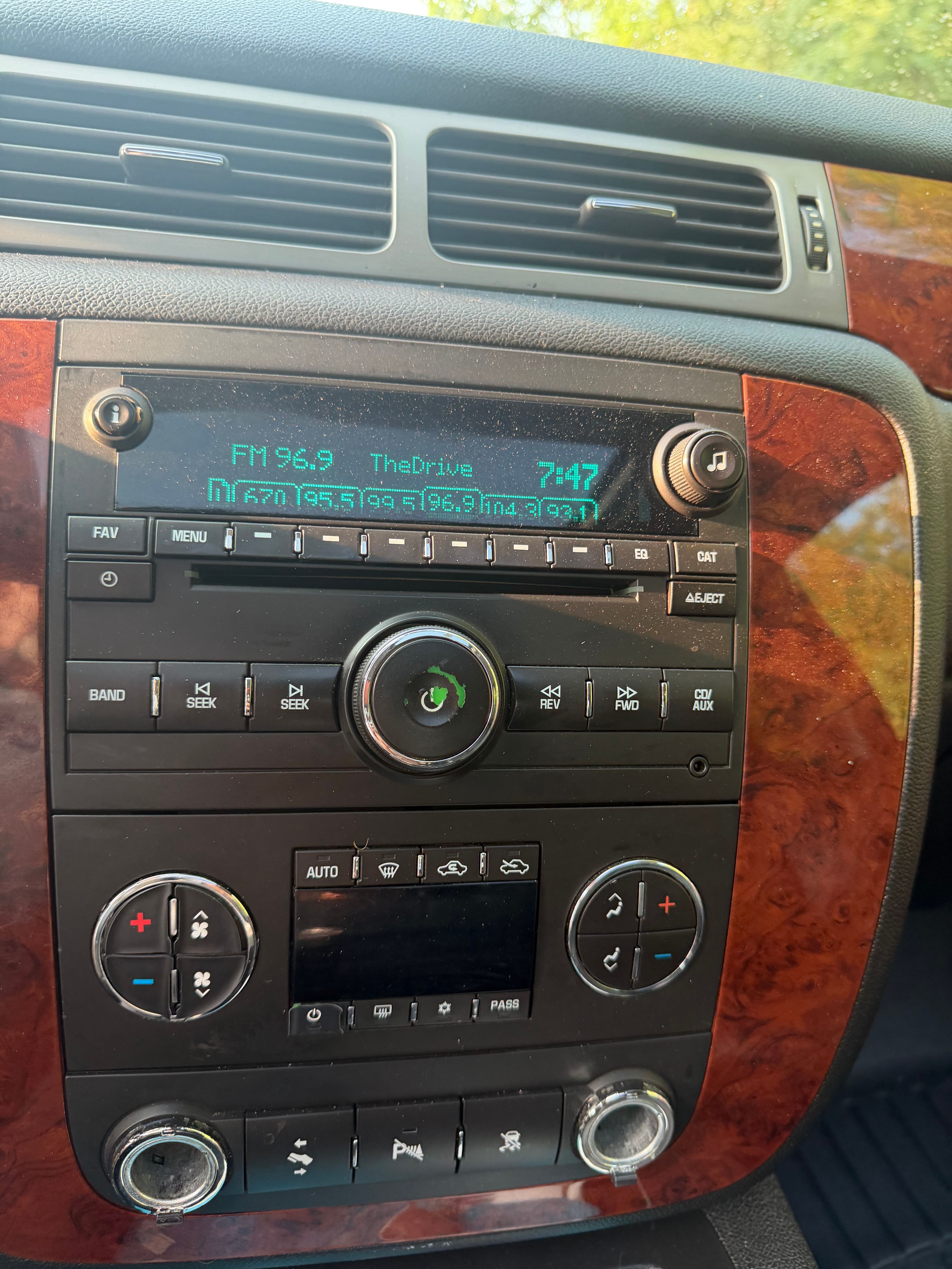 Used 2010 Chevrolet Avalanche LT w/ Luxury Package AWD/4WD image 12