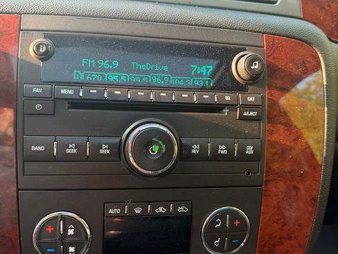 Used 2010 Chevrolet Avalanche LT w/ Luxury Package AWD/4WD image 12