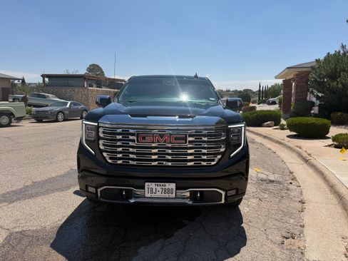 Used 2023 GMC Sierra 1500 Denali w/ Technology Package AWD/4WD image 6
