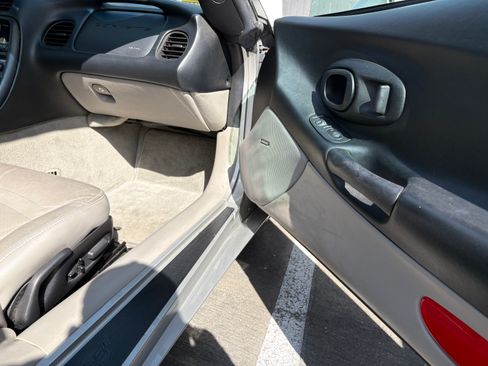 Used 2004 Chevrolet Corvette Coupe w/ Roof Package image 5