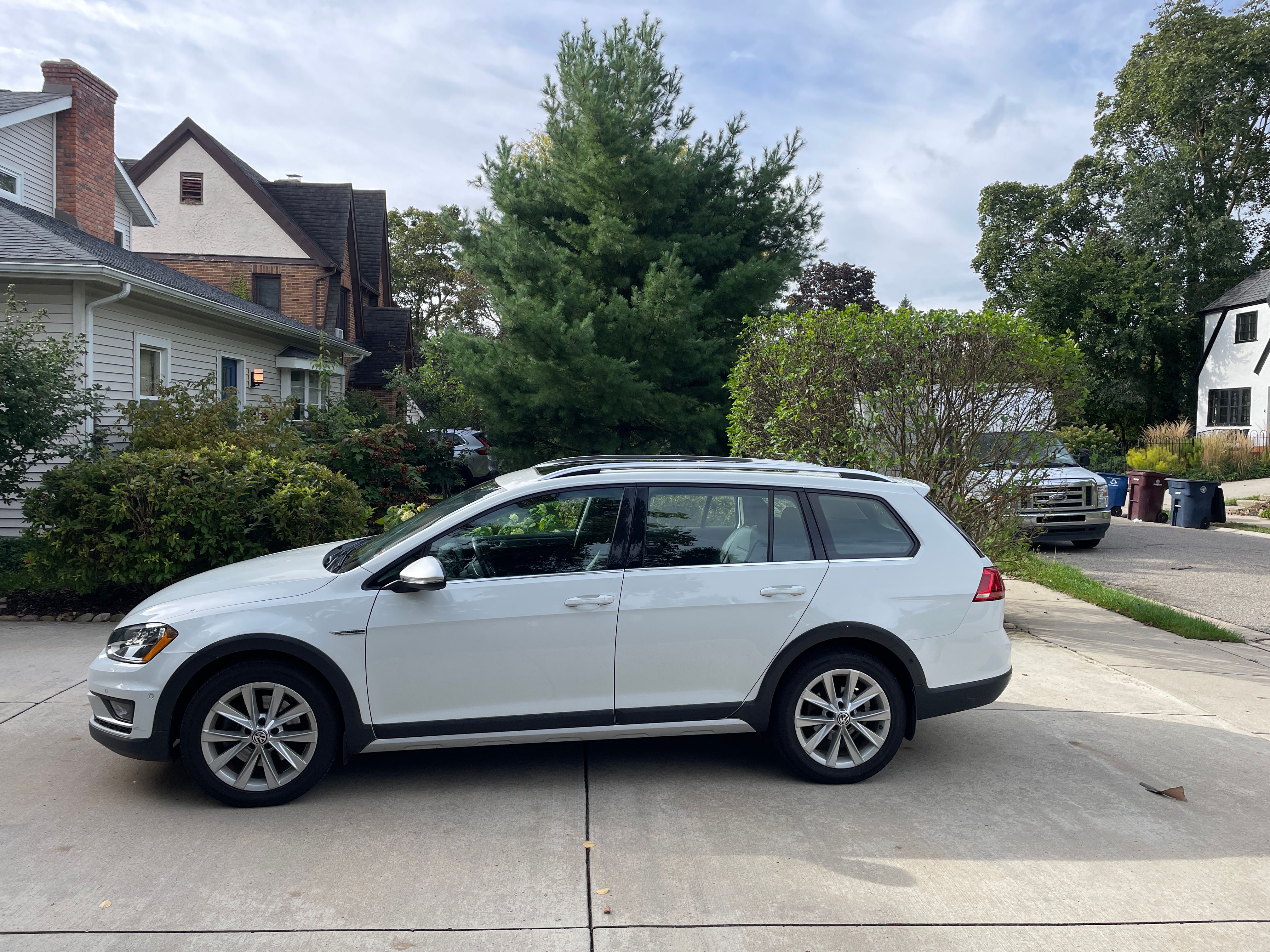 Used 2017 Volkswagen Golf Alltrack SE AWD/4WD image 1