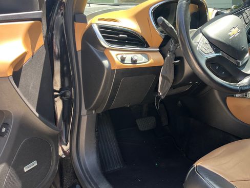 Used 2017 Chevrolet Volt Premier w/ Driver Confidence II Package FWD image 6