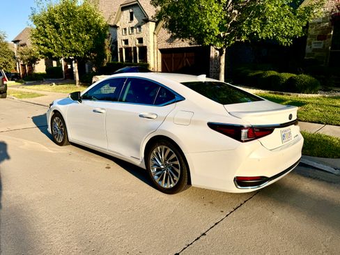 Used 2022 Lexus ES 300h Ultra Luxury w/ Accessory Package 2 FWD image 5