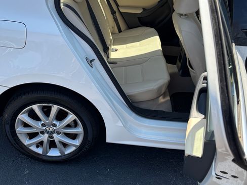 Used 2013 Volkswagen Jetta SE FWD image 6