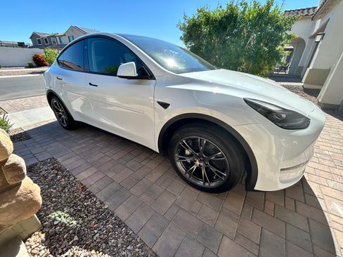 Used 2024 Tesla Model Y Long Range image 2