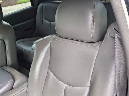 Used 2005 Chevrolet Tahoe LT w/ LT Preferred Equipment Group image 3