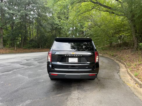 Used 2022 Chevrolet Suburban LT w/ Luxury Package RWD image 5