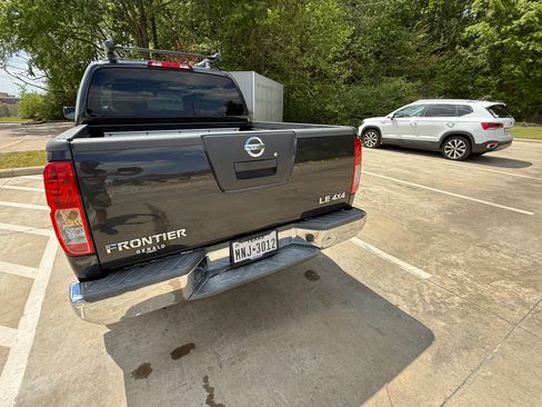 Used 2010 Nissan Frontier LE w/ LE Value Truck Pkg image 9