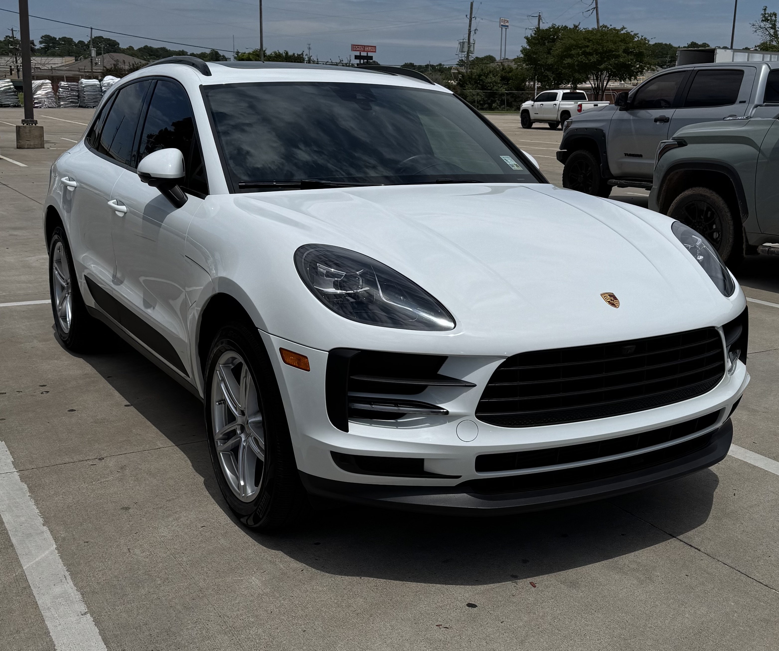 Used 2021 Porsche Macan AWD/4WD image 2