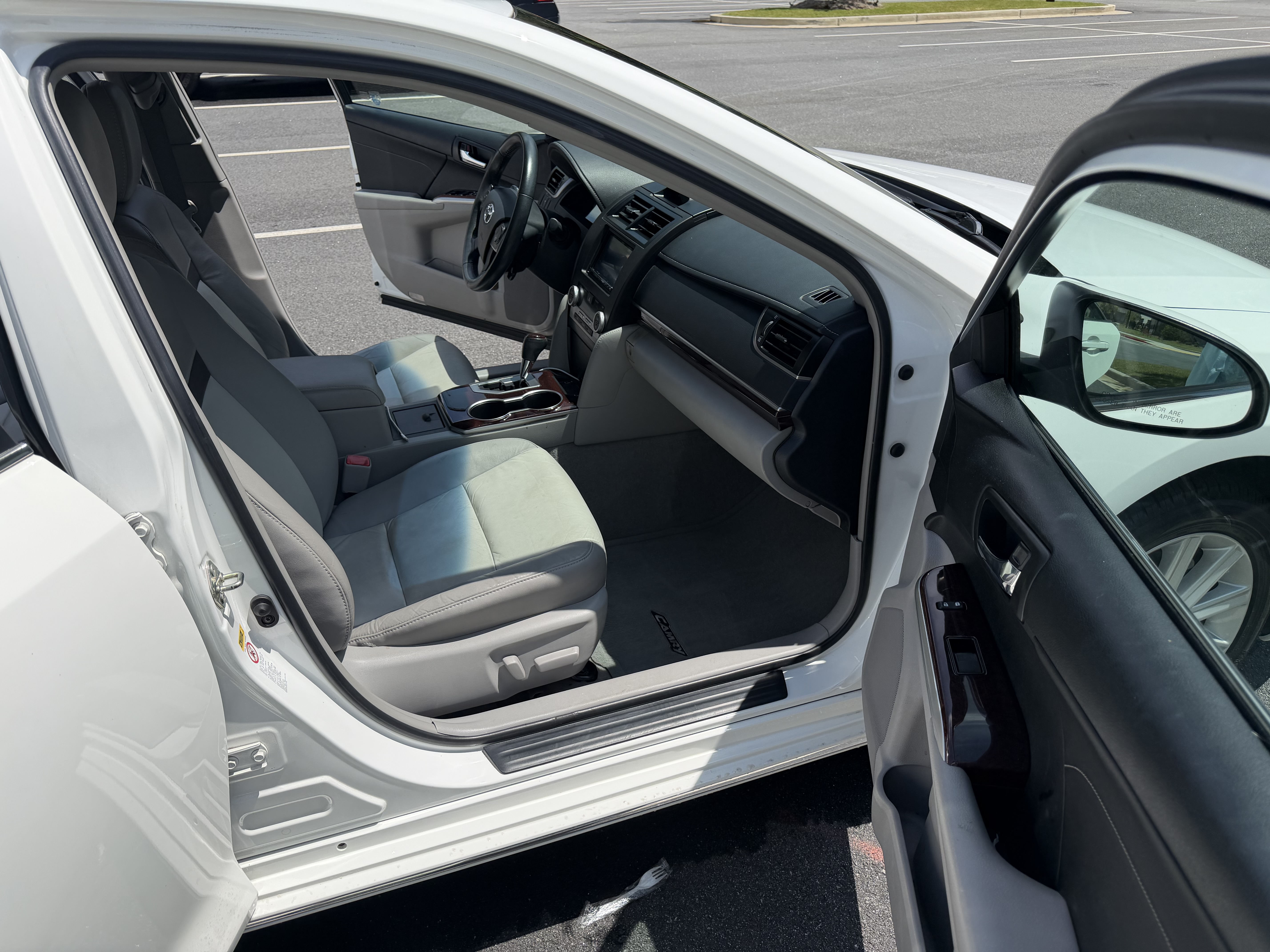 Used 2014 Toyota Camry XLE w/ Leather Package FWD image 8