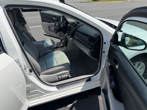 Used 2014 Toyota Camry XLE w/ Leather Package FWD image 8