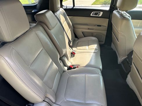 Used 2015 Ford Explorer XLT w/ Equipment Group 202A AWD/4WD image 18