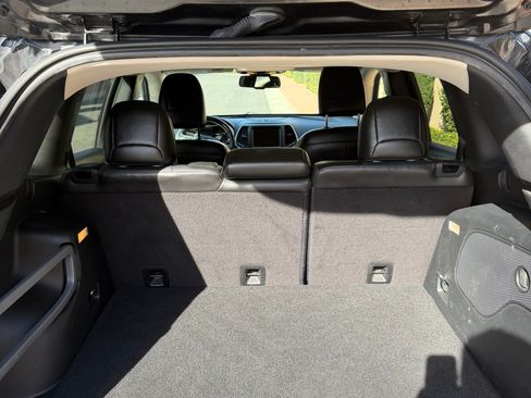 Used 2016 Jeep Cherokee Overland image 17