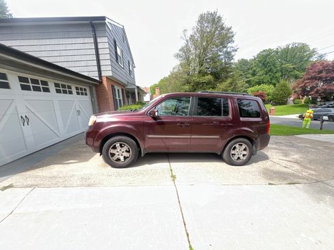 Used 2011 Honda Pilot Touring image 1