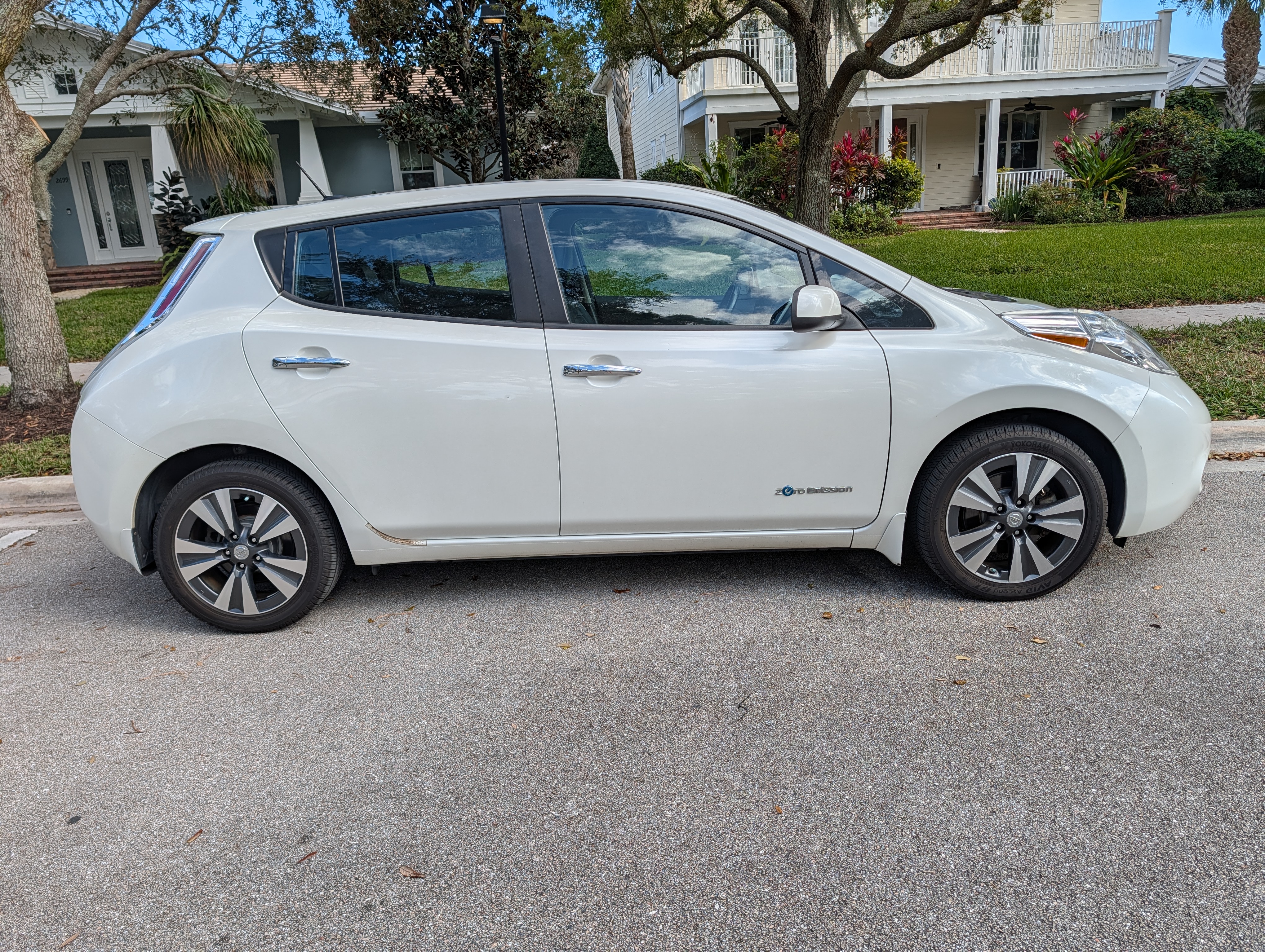 Used 2015 Nissan Leaf SL FWD image 5