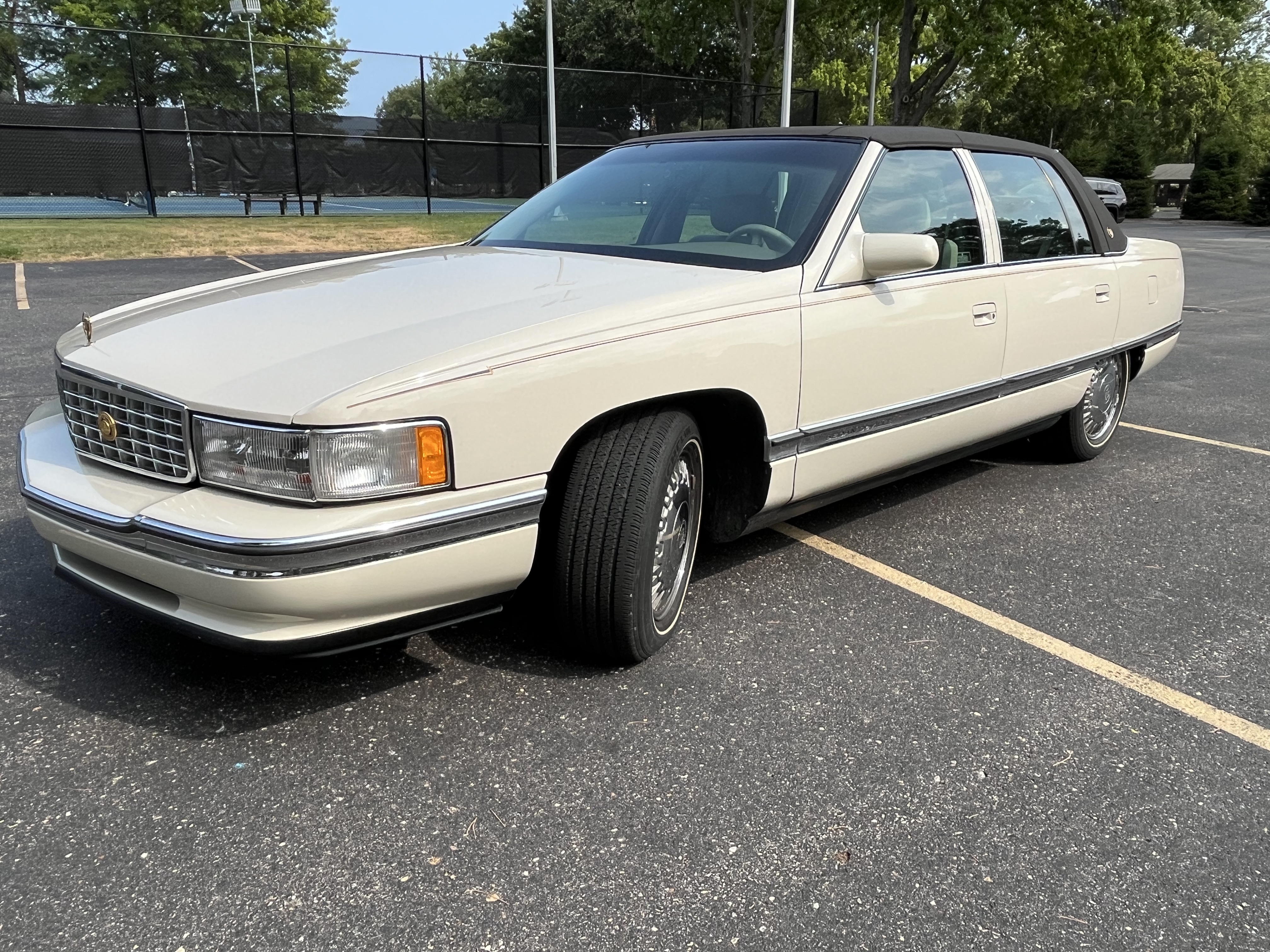 Used 1996 Cadillac De Ville Sedan FWD image 1