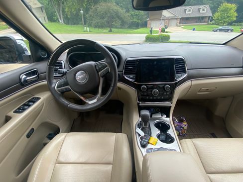 Used 2019 Jeep Grand Cherokee Overland AWD/4WD image 8