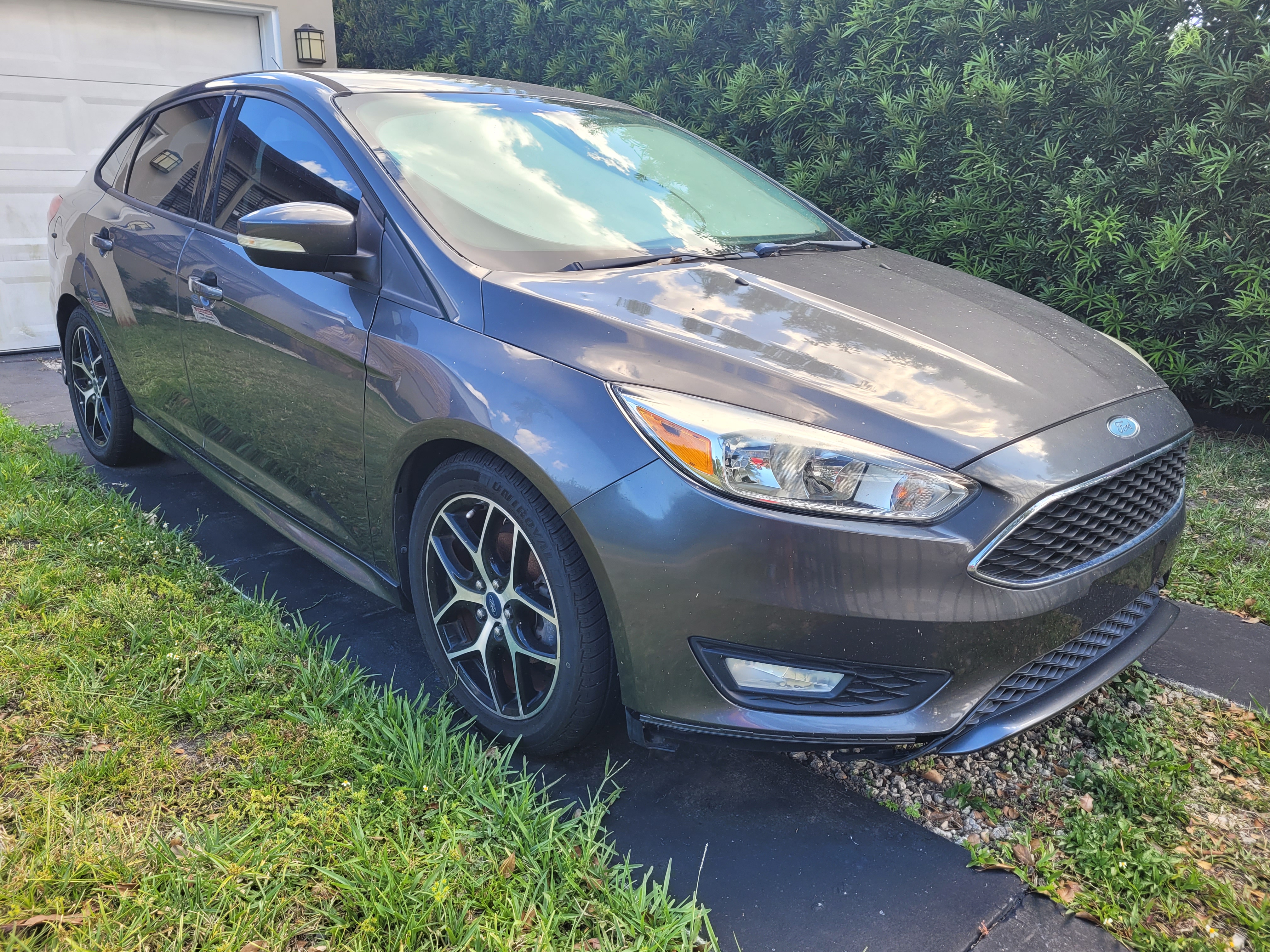 Used 2015 Ford Focus SE w/ SE Sport Package FWD image 1