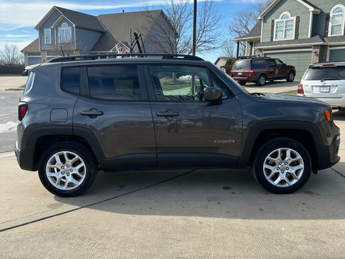 Used 2018 Jeep Renegade Latitude w/ Cold Weather Group image 8