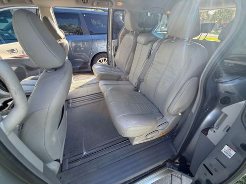Used 2011 Toyota Sienna XLE FWD image 11