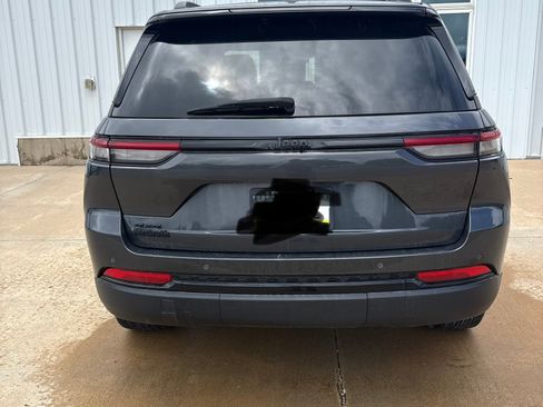 Used 2023 Jeep Grand Cherokee Altitude AWD/4WD image 11