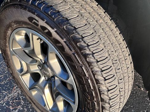 Used 2020 Jeep Cherokee Trailhawk w/ Cold Weather Group AWD/4WD image 6