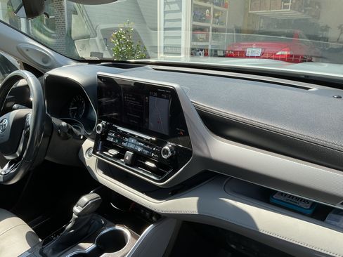 Used 2020 Toyota Highlander Platinum FWD image 19