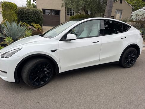 Used 2023 Tesla Model Y Long Range AWD/4WD image 1