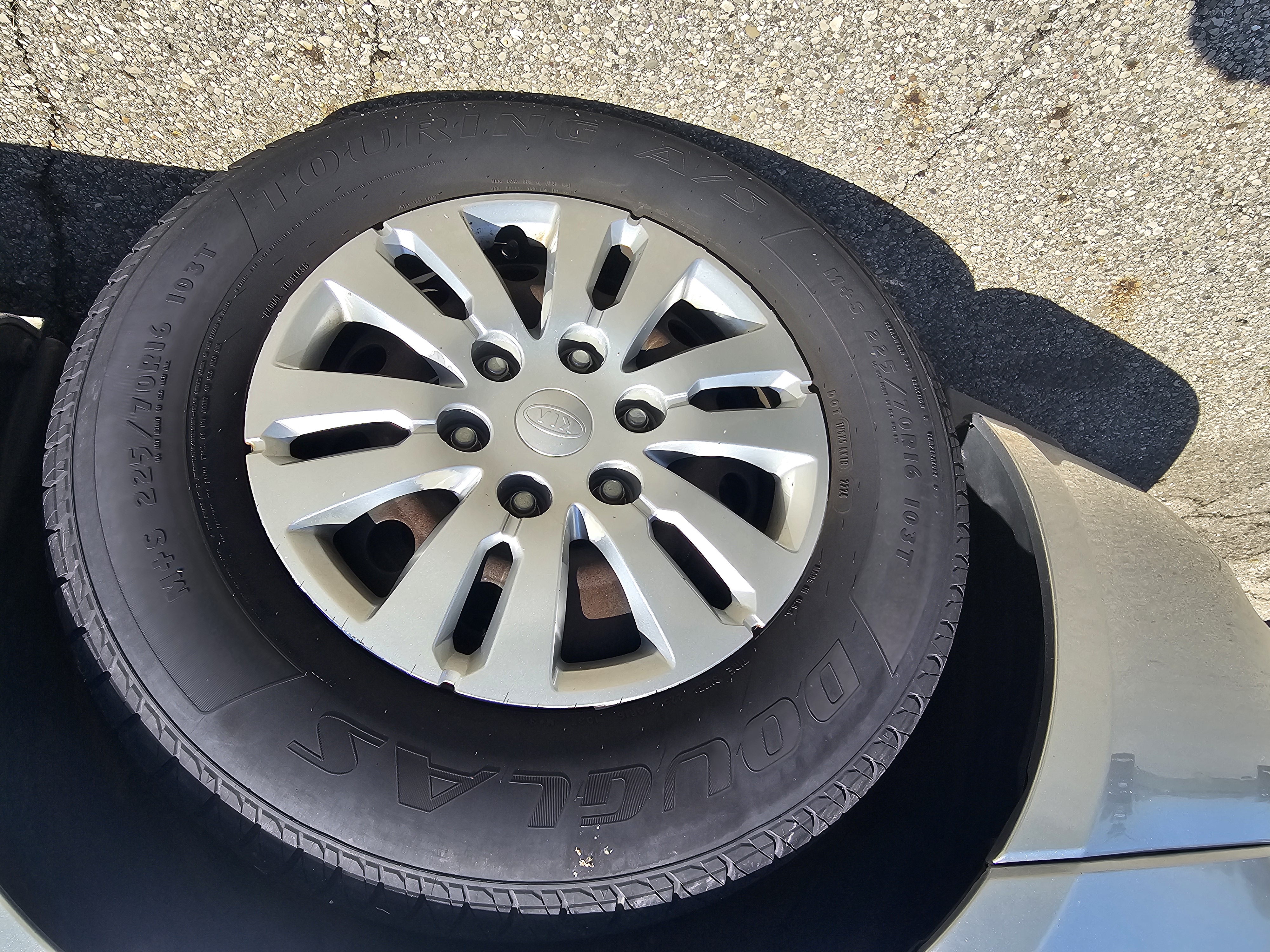 Used 2012 Kia Sedona LX FWD image 2