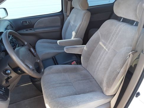 Used 1999 Toyota Sienna XLE image 12
