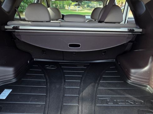 Used 2011 Hyundai Tucson GL image 21