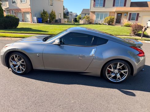 Used 2016 Nissan 370Z Coupe RWD image 2