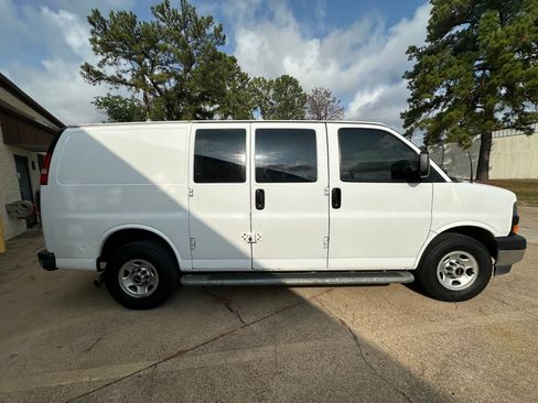 Used 2017 GMC Savana 2500 image 2