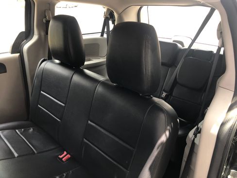 Used 2016 Dodge Grand Caravan American Value Package w/ UConnect Hands-Free Group image 12