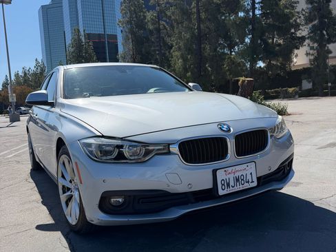 Used 2018 BMW 320i Sedan RWD image 9