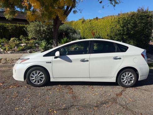 Used 2012 Toyota Prius Plug-In Hybrid image 2