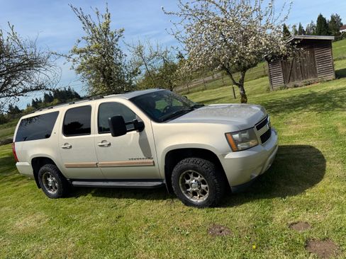 Used 2007 Chevrolet Suburban 2500 LT w/ LT Preferred Equipment Group AWD/4WD image 1