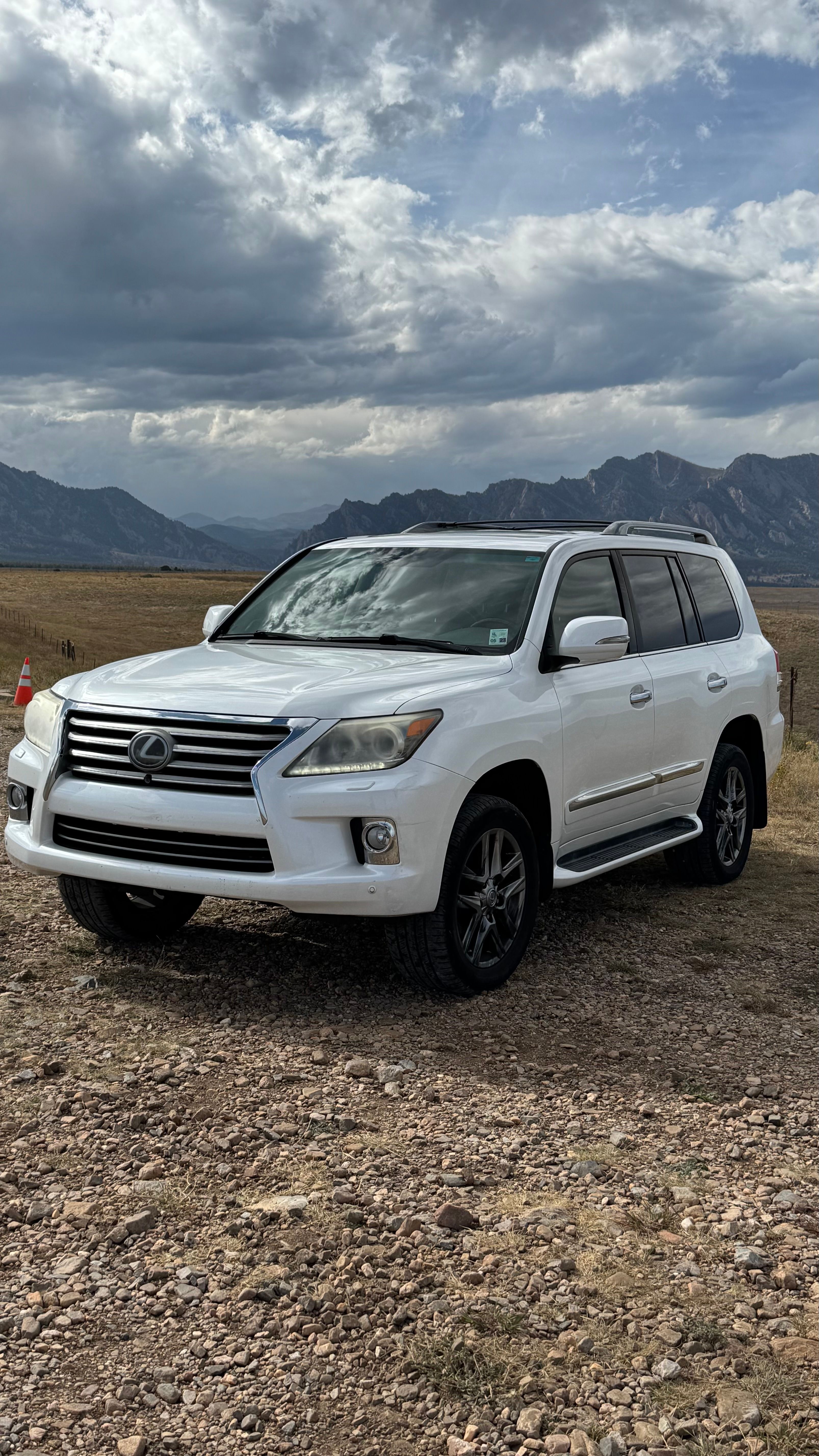 Used 2013 Lexus LX 570 4WD w/ Luxury Pkg w/Pre-crash image 4