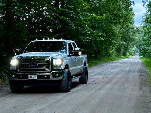 Used 2011 Ford F250 Lariat w/ Lariat Ultimate Pkg image 4