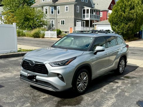 Used 2022 Toyota Highlander Platinum AWD/4WD image 1