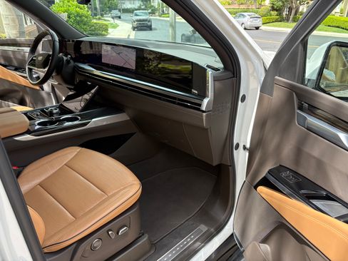 Used 2025 Cadillac Escalade ESV Premium Luxury AWD/4WD image 19