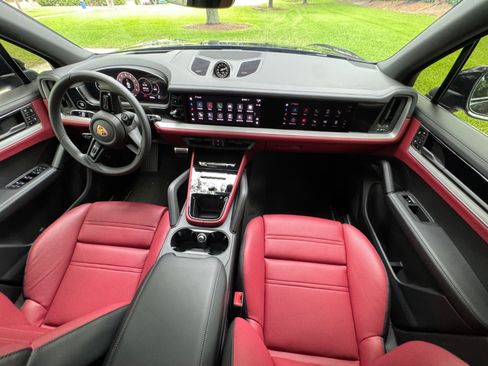 Used 2025 Porsche Cayenne S AWD/4WD image 11